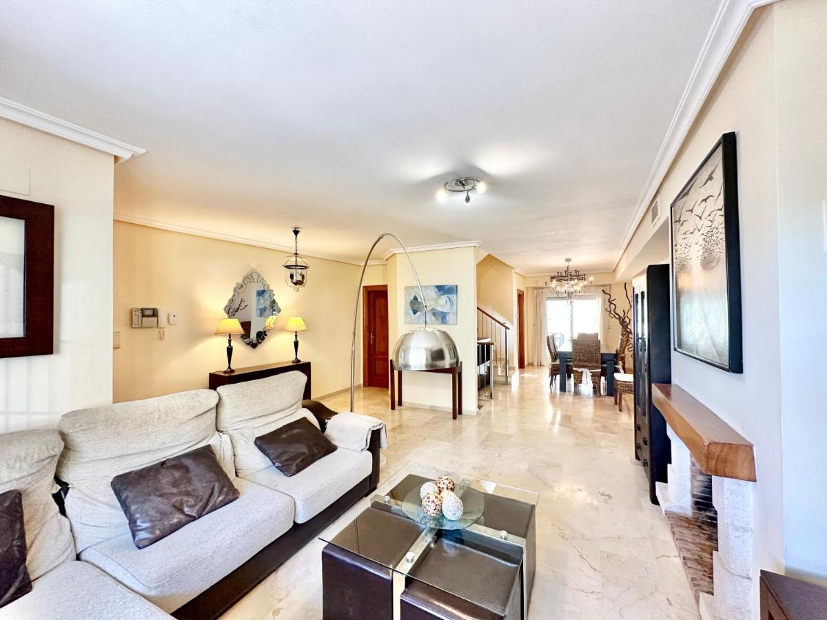El Arenal Townhouse By The Beach With Swimming Pool - Eaw Homes マルベーリャ エクステリア 写真